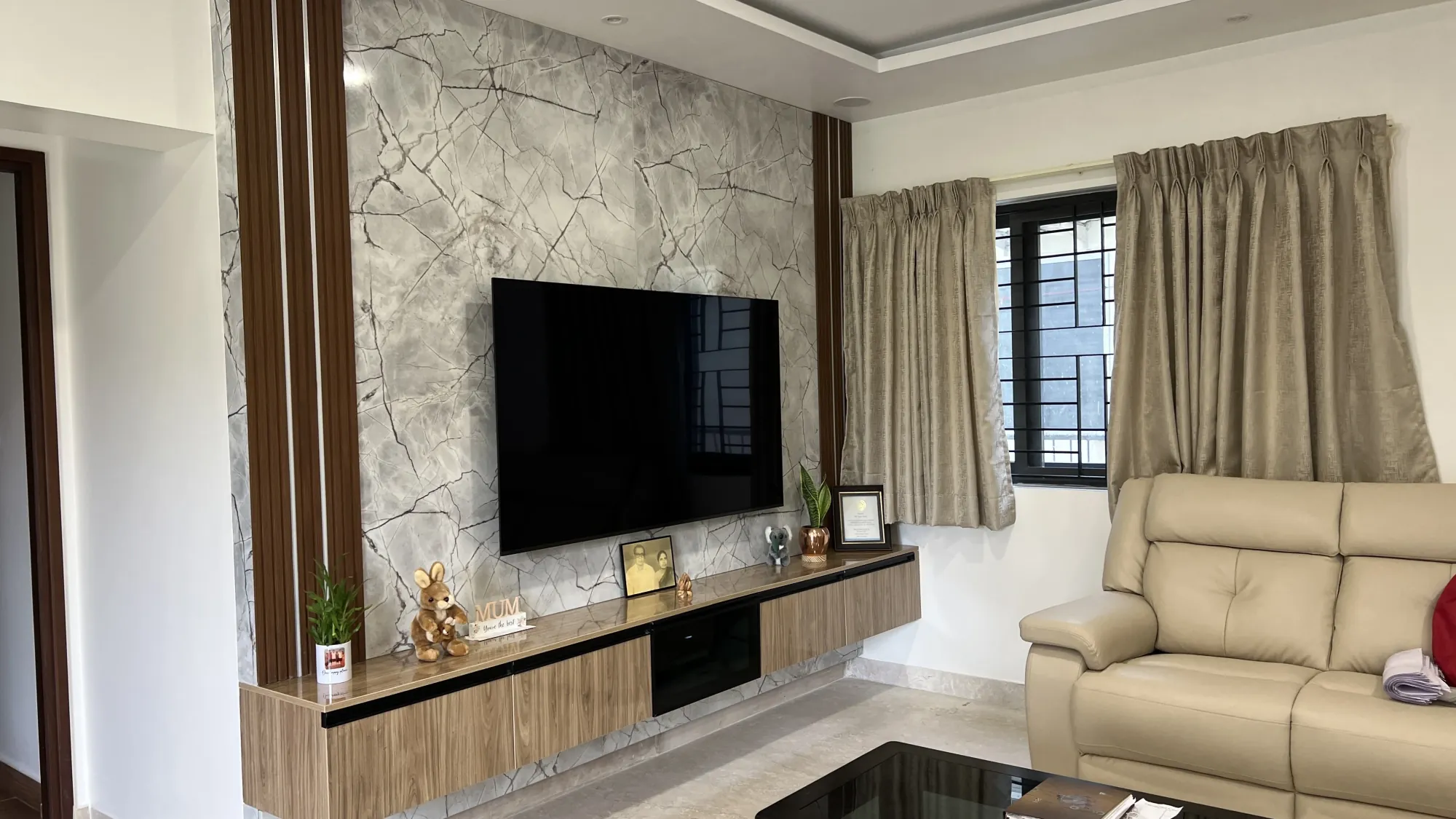 Contemporary drawing room by HomeOne Interiors Chennai